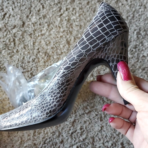 Shoes - Picture 3 of 4